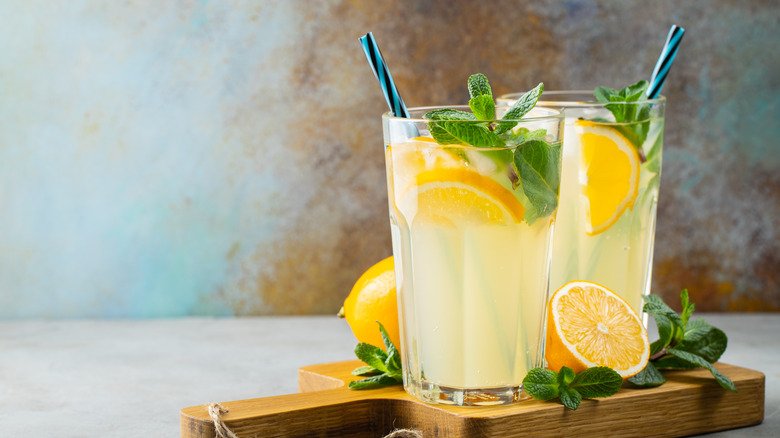  Sparkling lemonade with mint